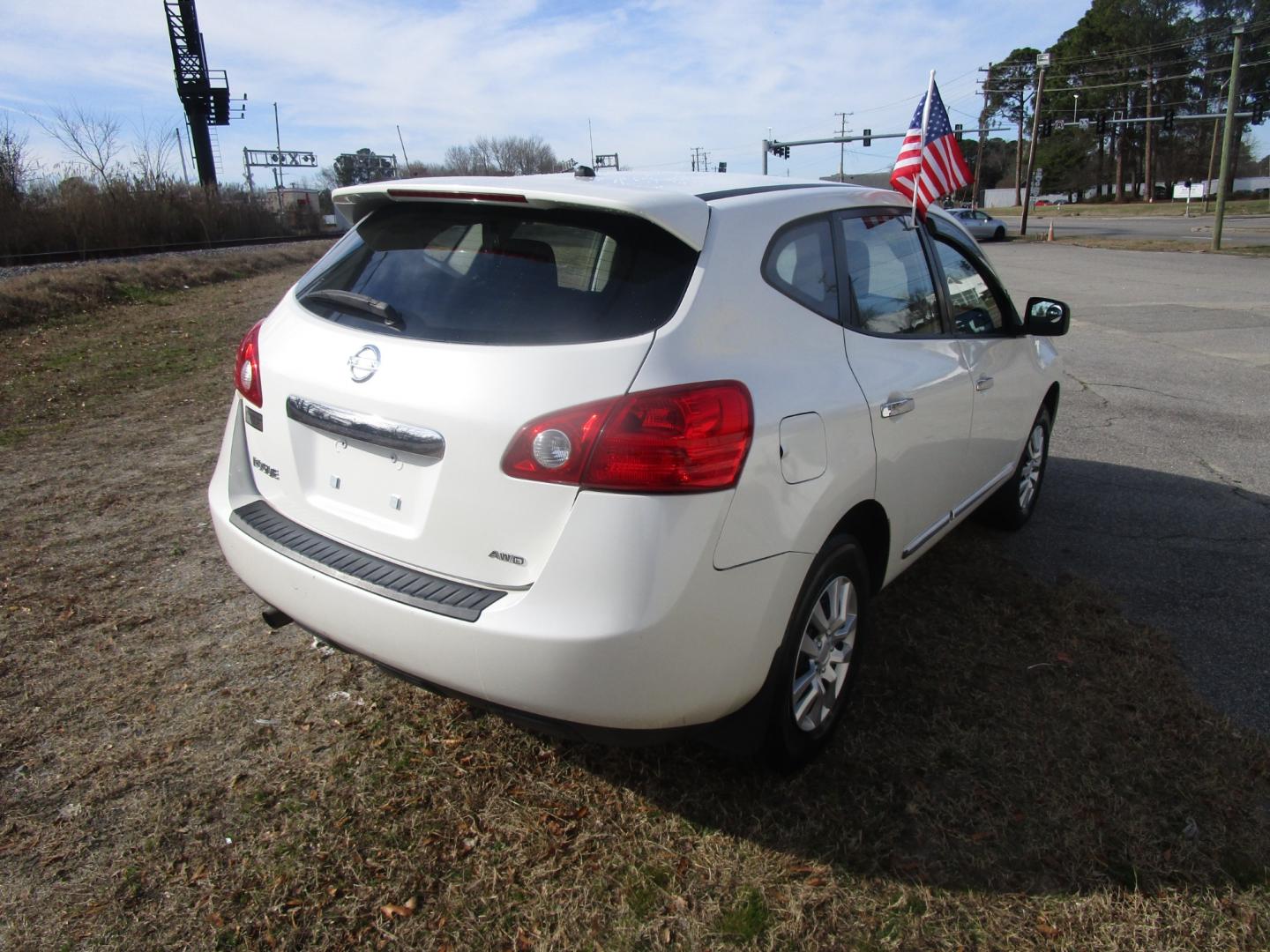 2011 White Nissan Rogue S AWD (JN8AS5MV7BW) with an 2.5L L4 DOHC 16V engine, CVT transmission, located at 2553 Airline Blvd, Portsmouth, VA, 23701, (757) 488-8331, 36.813889, -76.357597 - Down Payment: $599 Weekly Payment: $100 APR: 23.9% Repayment Terms: 42 Months ***CALL ELIZABETH SMITH - DIRECTOR OF MARKETING @ 757-488-8331 TO SCHEDULE YOUR APPOINTMENT TODAY AND GET PRE-APPROVED RIGHT OVER THE PHONE*** - Photo#5